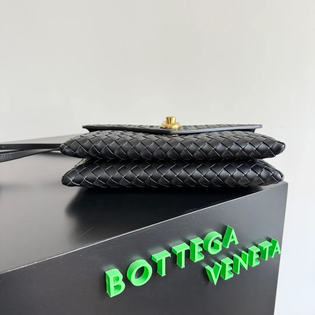 Batch 1660 BOTTEGA VENETA 2025 new product KNOT LOCK crossbody bag subverts the rigid lines of traditional tote bags, using drapey leather to create a three-dimensional silhouette that breathes. It has compartments and multiple card slots inside, making it a versatile commuter bag that can be used in various occasions. The details are full of exquisiteness, the casual retro color tone, and the upper body are full of elegance. Whether you are commuting or going out on the street, you can easily hold it. The two carrying methods of hand-carrying and long shoulder strap are very practical! At the same time, the shoulder strap is detachable, suitable for various dressing styles~ Whether it is a dinner party or daily commuting, it can be easily controlled and becomes your versatile tool❤️ Style number: 817191 Size: 25*16*5.5cm